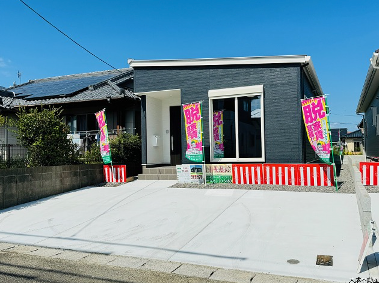 人気の平屋タイプでゆったりとした生活が可能な新築住宅です。特に注目いただきたいポイントとして、浜街区公園がすぐそばにあり、緑豊かな環境を日常的に楽しむことができます。毎月の支払いがわずか27,500円という手頃さも魅力的です（ボーナス払い併用時の支払い例）。
