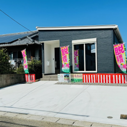 人気の平屋タイプでゆったりとした生活が可能な新築住宅です。特に注目いただきたいポイントとして、浜街区公園がすぐそばにあり、緑豊かな環境を日常的に楽しむことができます。毎月の支払いがわずか27,500円という手頃さも魅力的です（ボーナス払い併用時の支払い例）。
