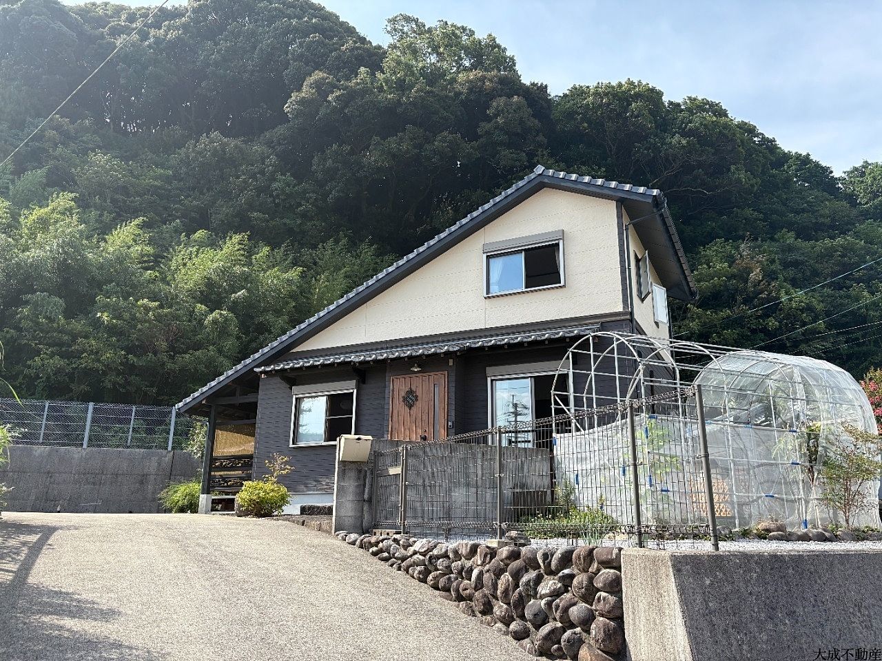 敷地も広く、家庭菜園も可能！駐車スペースも下段にありコンテナハウスを置いて店舗もいいですね！すなわち可能性が無限大なお家です！