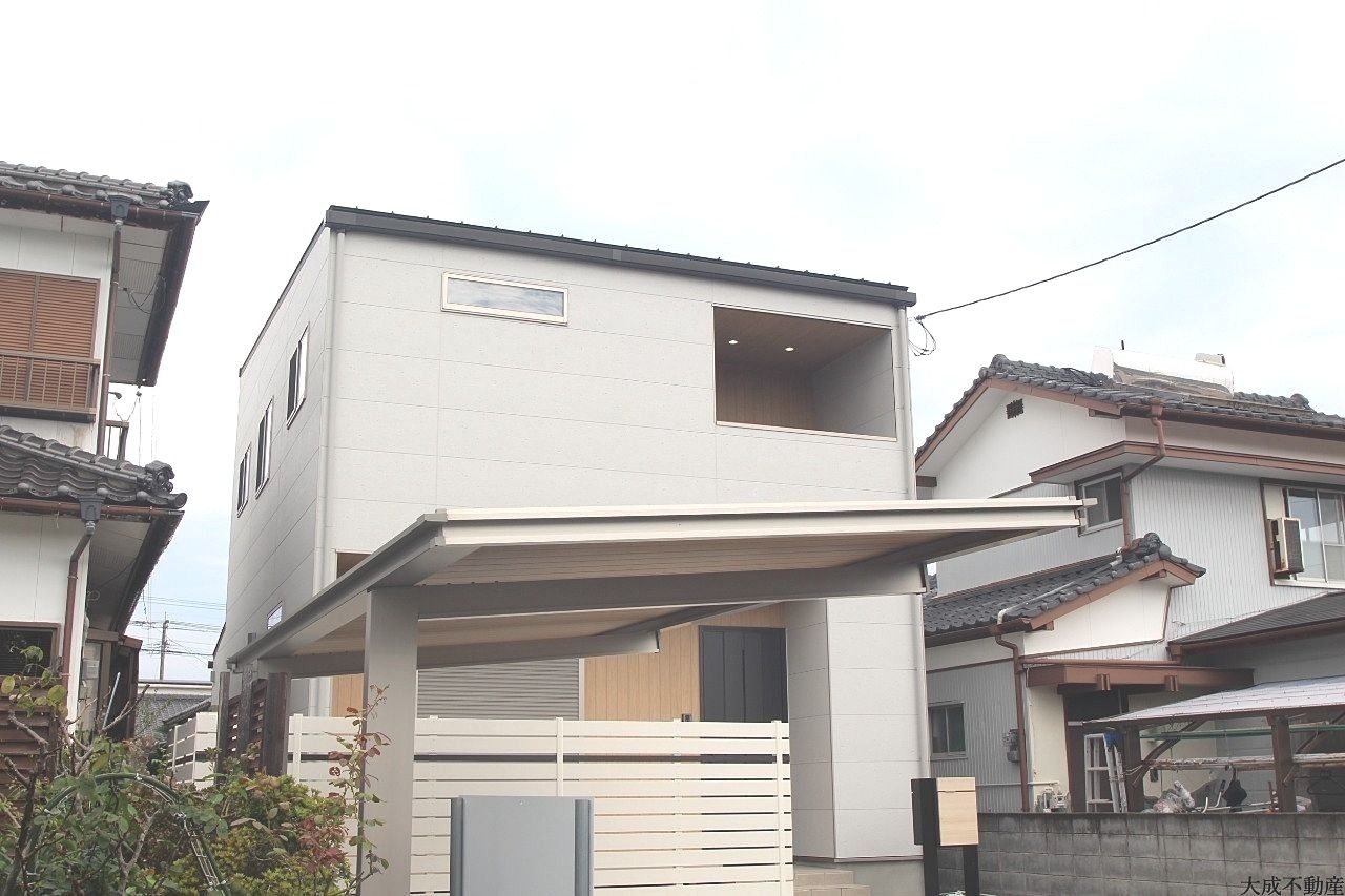 駐車場も広々！確保しています！！リビングで家族でワイワイ過ごして2階は各部屋でプライバシーな時間を堪能出来ます。