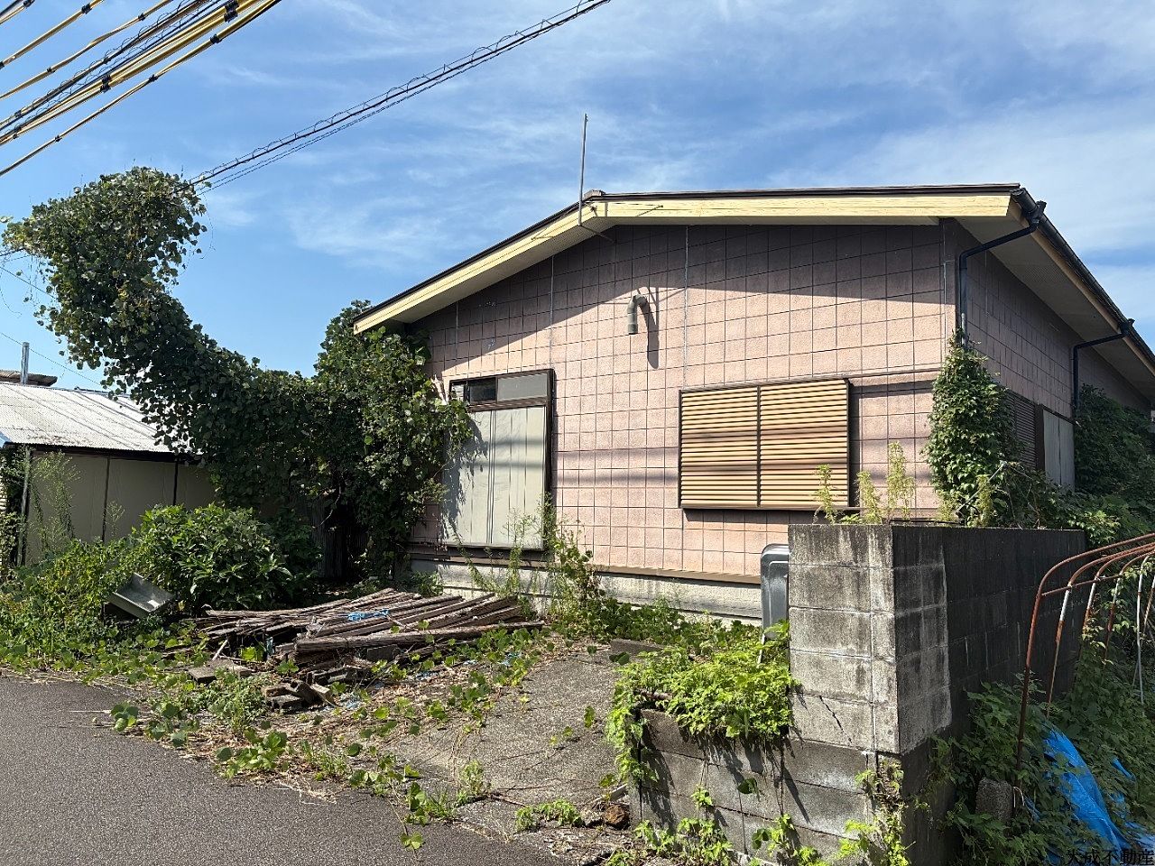 解体更地渡しでのお取引になります。
平家建てにも充分な広さです。