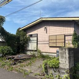 中堀町土地 解体更地渡しでのお取引になります。
平家建てにも充分な広さです。