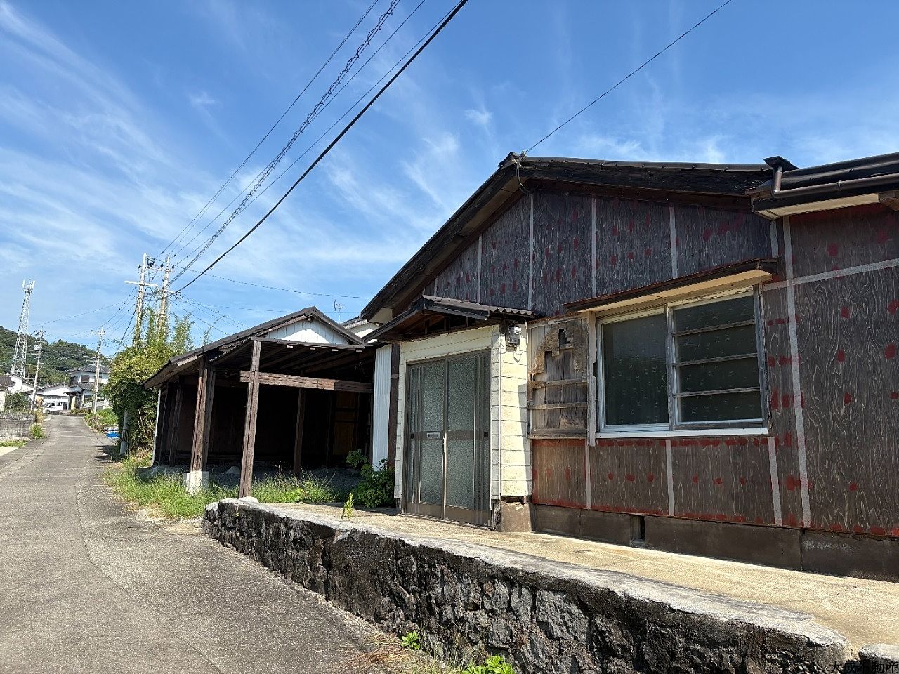 700万→500万に価格変更しました！！DIY好きにはもってこいの物件です！
近くには海もあります！開放的な気分になれます！
