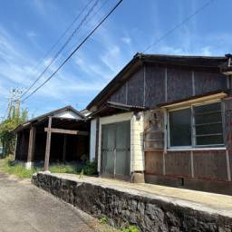 平岩中古住宅 700万→500万に価格変更しました!!DIY好きにはもってこいの物件です!
近くには海もあります!開放的な気分になれます!