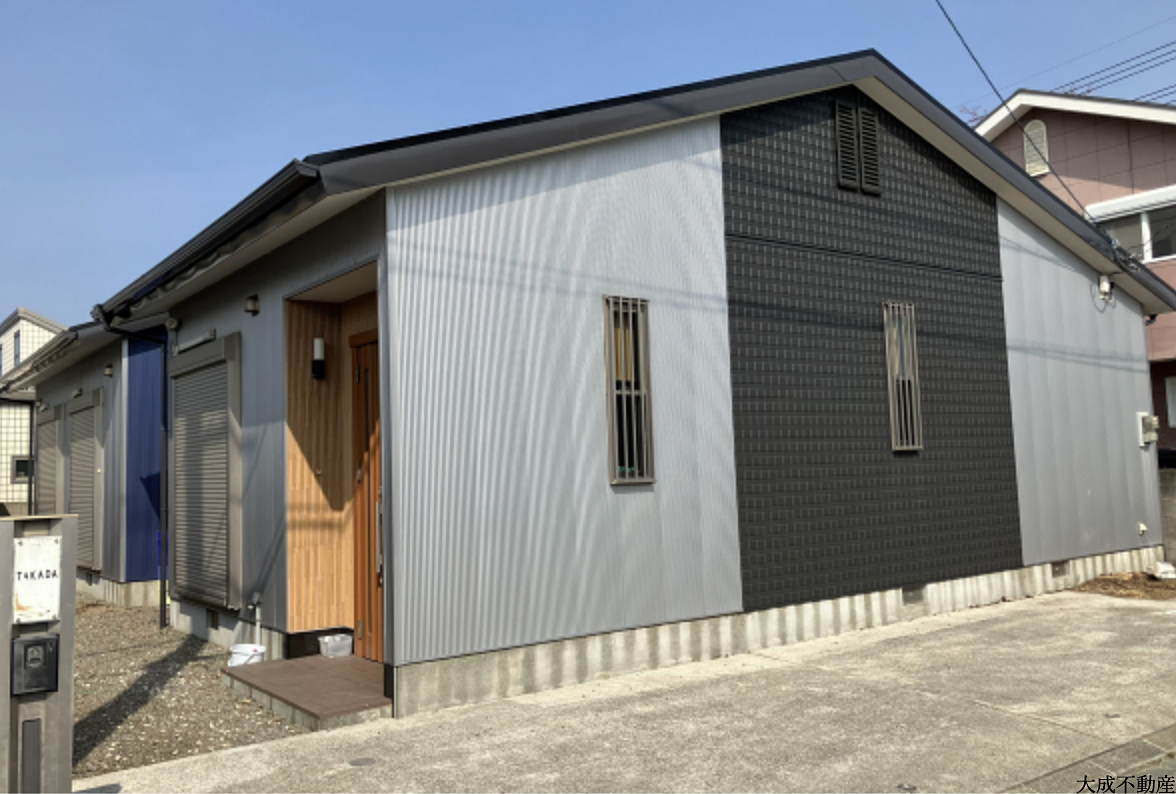 和の趣を感じさせる天井のダウンライトと、視線が抜ける開放的な間取り。
清潔感のある内装と相まって、心からリラックスできる洗練された空間を作り出しています。便利で豊かな周辺環境と、落ち着いた住環境のすべてを手に。