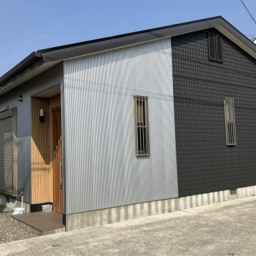 財光寺中古住宅 和の趣を感じさせる天井のダウンライトと、視線が抜ける開放的な間取り。
清潔感のある内装と相まって、心からリラックスできる洗練された空間を作り出しています。便利で豊かな周辺環境と、落ち着いた住環境のすべてを手に。