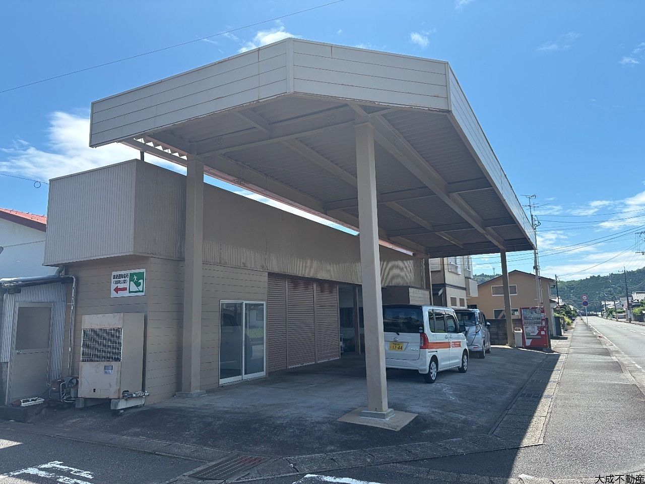 元スーパーの店舗です。そのまま店舗でも活用もできますし倉庫や事務所の活用もできます。